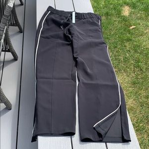 Lululemon women’s size 10 wide leg pant.
